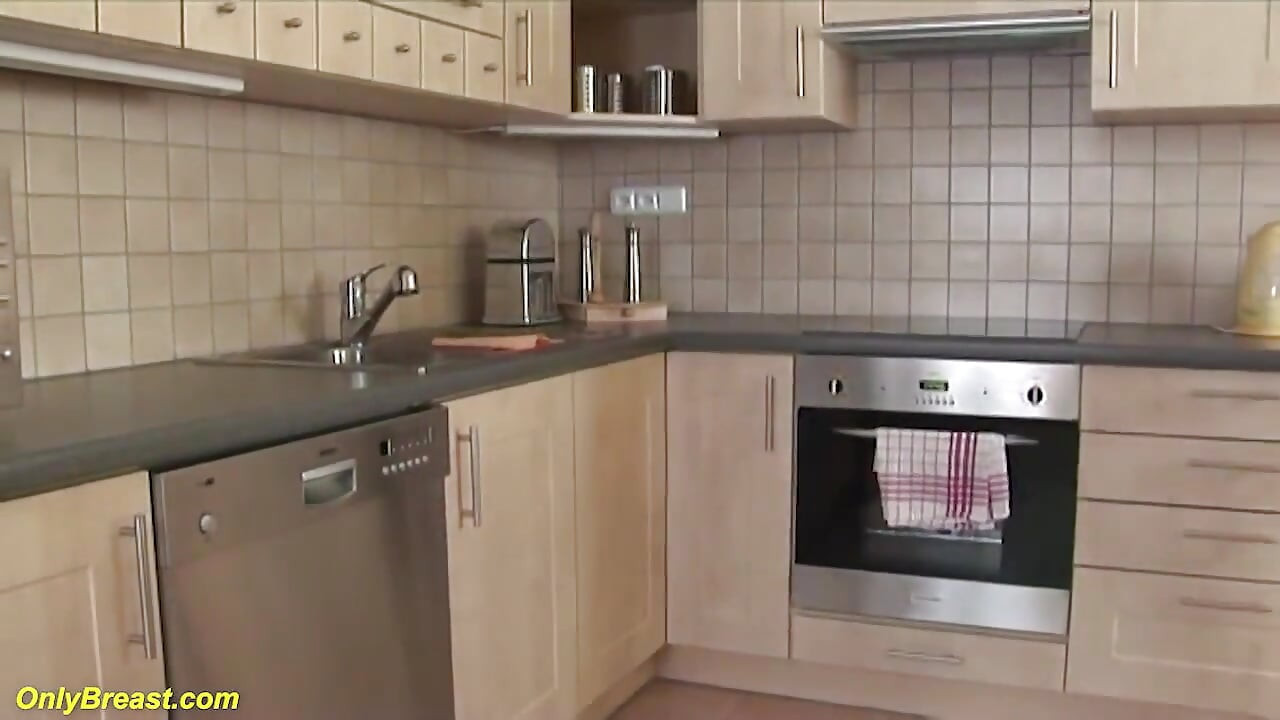 O matură sexy Pandora se joacă cu sânii ei naturali extrem de mari