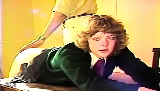 Armes teenie-hottie wird in der klasse in den arsch versohlt