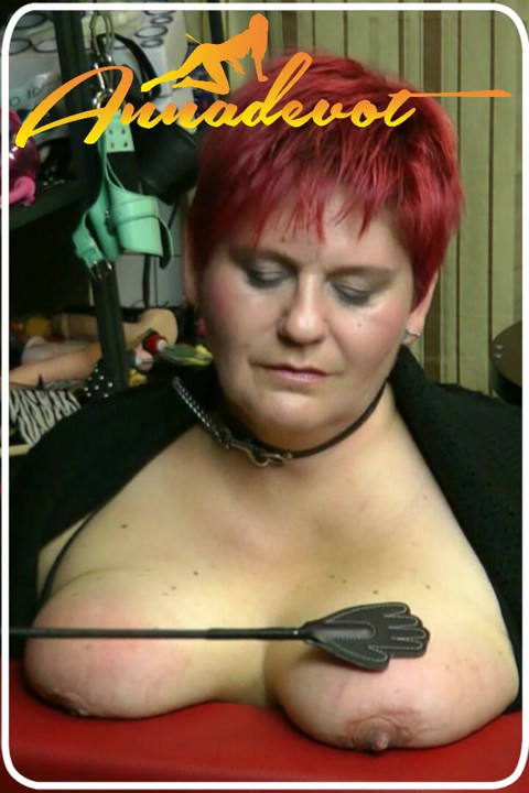 Ich muss meine dicken BBW Naturtitten auf einen BDSM Fickbock legen und dann spankt er mir Titten und Nippel. das macht meine Fotze nass.