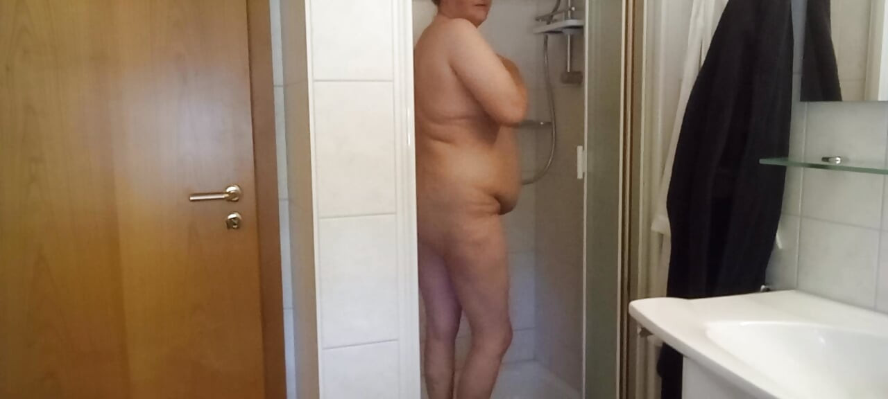 젖은 곡선을 보여주는 미시 관능적 인 여자