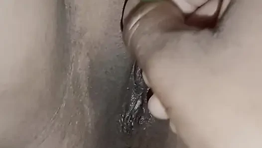Baal saf karte huye bhabhi ji apni jhahate banate hai
