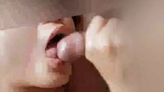 Maleisische vrouw trekt af en krijgt sperma in het gezicht