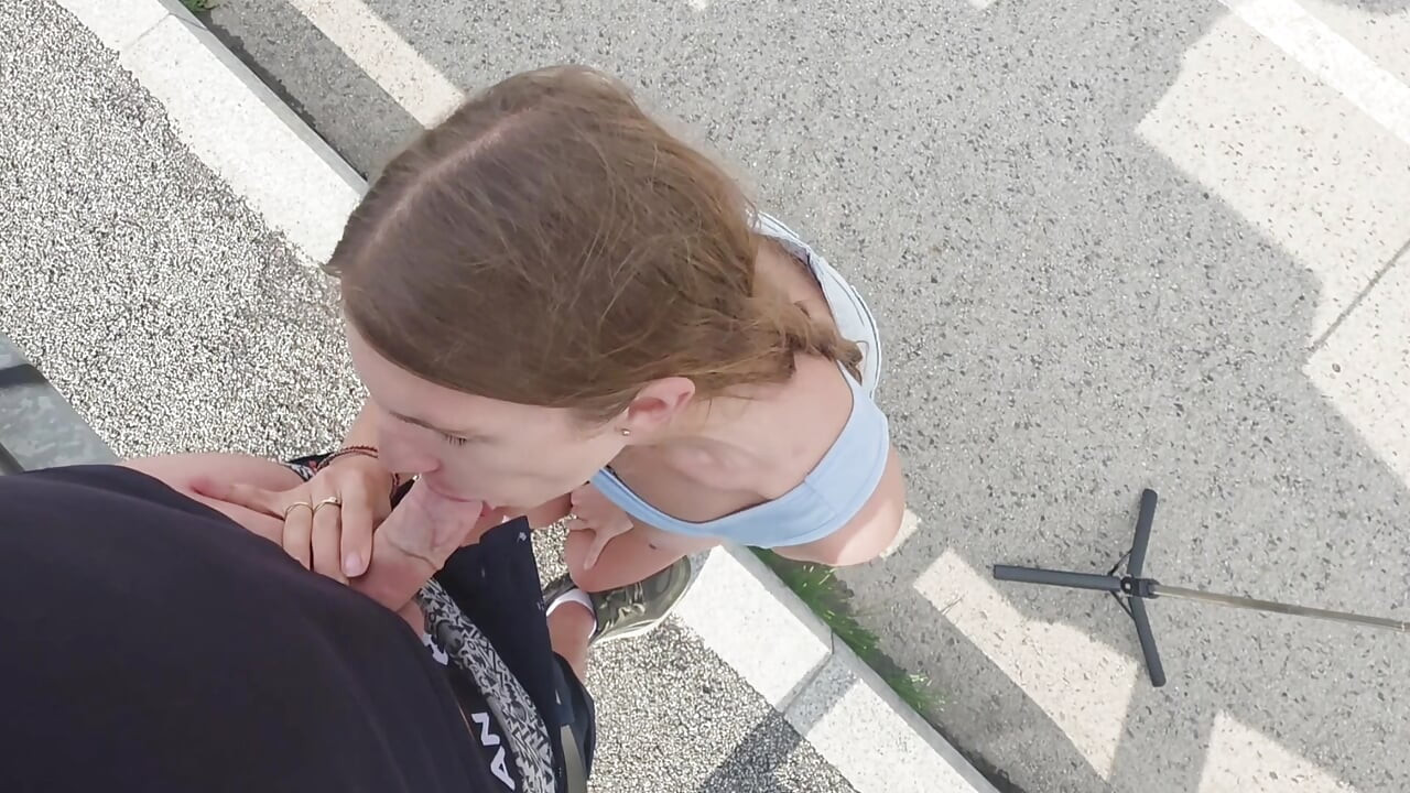 高速道路でセックスしているところを捕まえ、屋外でフェラチオとセックス