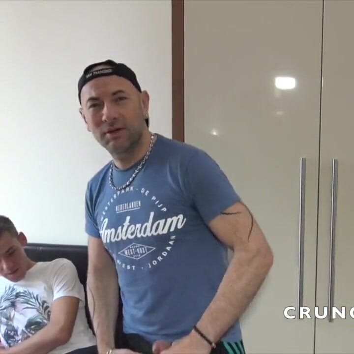 Jess和2个性感男人在伦敦的性羞辱