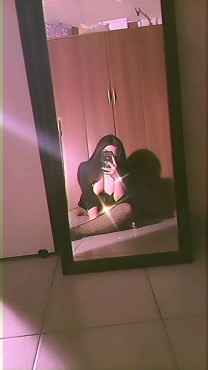 Vuoi vedere cosa ho per te, ti porto contenuti deliziosi, video della mia figa e del mio culo molto bagnati e disponibili