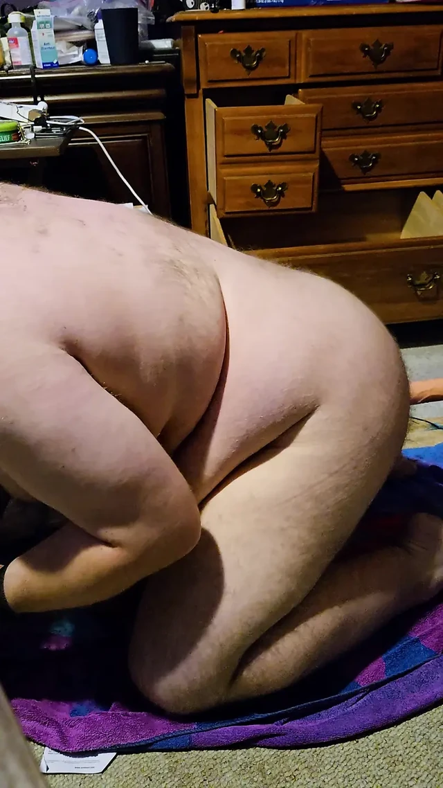 Chubby dude uses dildo machine
