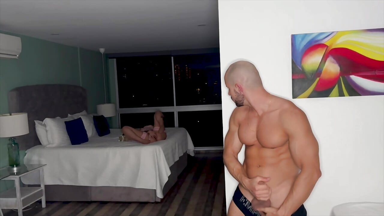 Я спіймав руду красуню за мастурбацією, тому я трахав її безглуздо