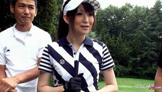 ゴルフレッスン中に教師と他の男が日本人ティーンをフェラに誘う