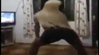 Тинка-транссексуал танцует в стиле фанк