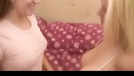 dildo ve vibratör iki seksi lezbiyenle oynuyor