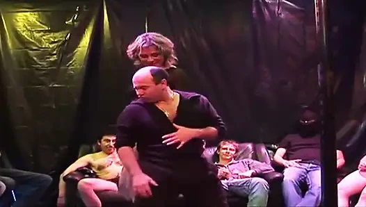 Olgun sürtüklerin damlayan anal yumruk sokmalı grup seks partisi