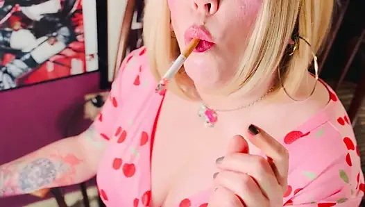 A Quick Cigarette With A Blonde Cutie! Smoking With Tina Snua