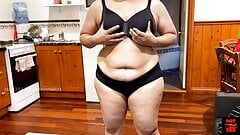 Istri seksi merayu teman suami sambil mengganti bra dan celana dalam - membelai payudaranya 4k 60fps