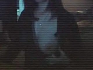 Mädchen, das ihre Titten vor Webcam 5 zeigt (niedrige Qualität)