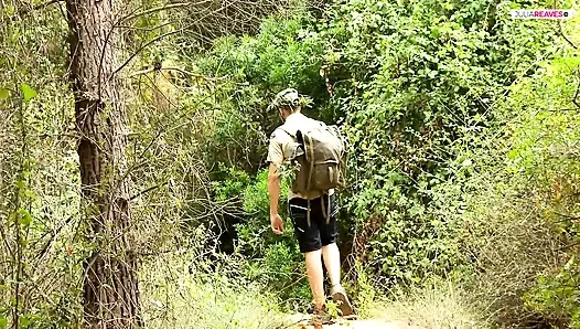 Wanita liar di hutan membiarkanku hidup ketika aku bercinta dengannya