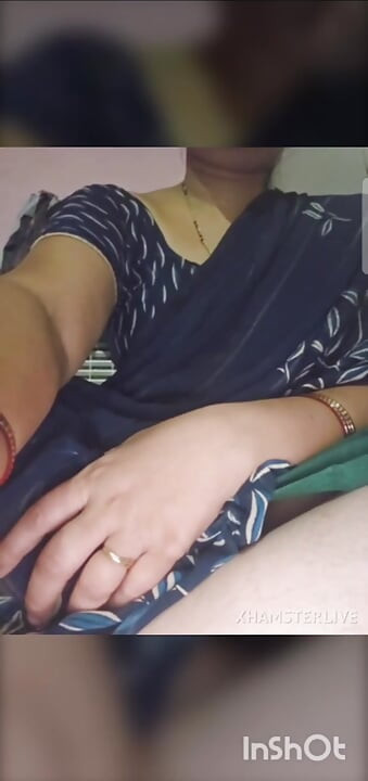 Desi bhabhi ne kursi pe beth ke apni chooth ke maje liye