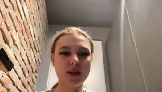 Seks anal di toilet. Fingering memeknya. Cowok sange ini ngeliat aku lagi coli!