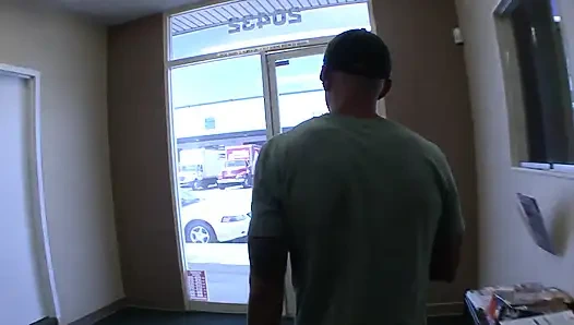 Cewek bertato lagi muasin kontol besar pria ini