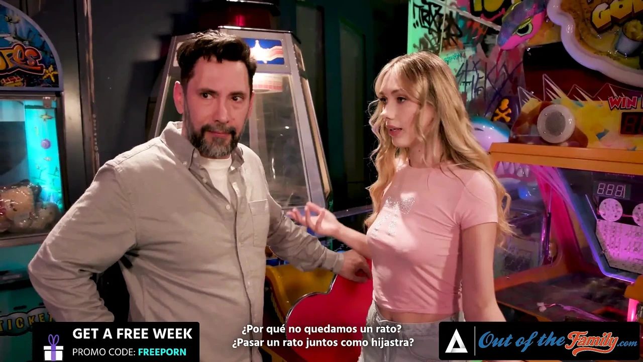 OUT OF THE FAMILY - 性感少女Sky Pierce深喉她继父的鸡巴西班牙语字幕