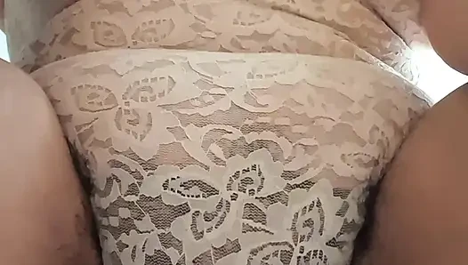 Горячая и мокрая мачеха трогает ее влагалище, воображая, что ее трахают как шлюху