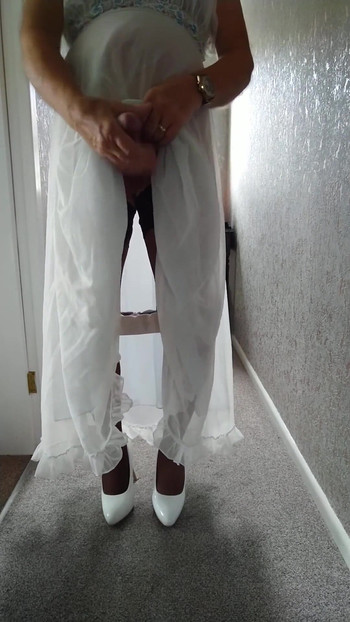 Moment époustouflant de « Juste un peu de plaisir dans ma chemise de nuit préférée »