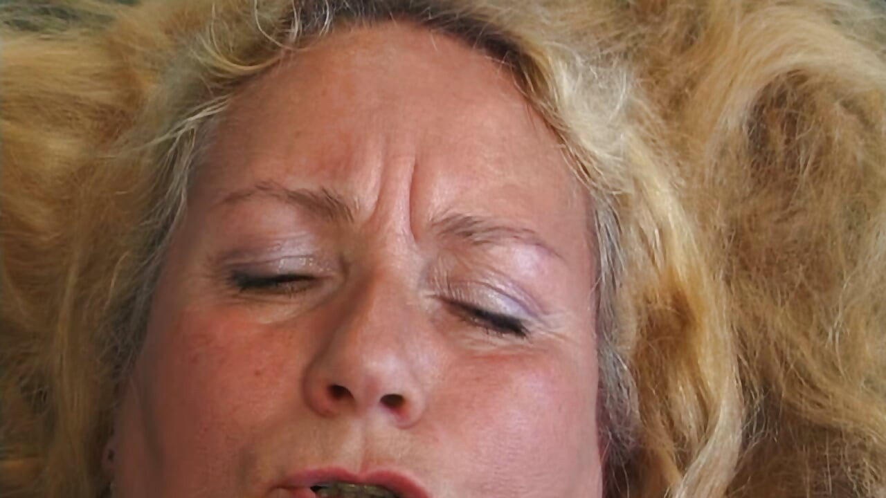 Salope mature enfonce une calculatrice profondément dans sa chatte