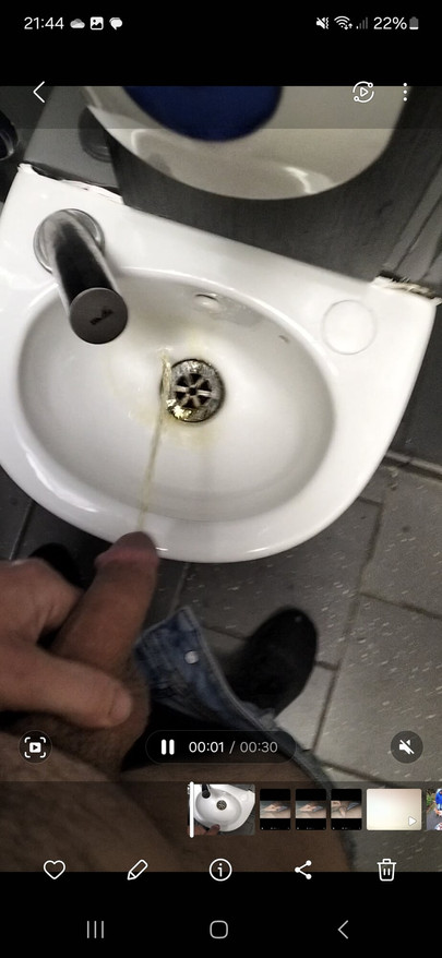 公共厕所到处撒尿