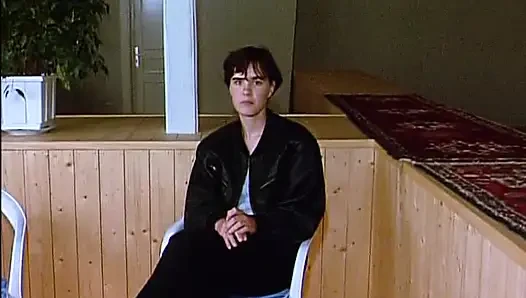 Schau zu, wie dieser amateur-teenager aus deutschland mit ihrer muschi spielt