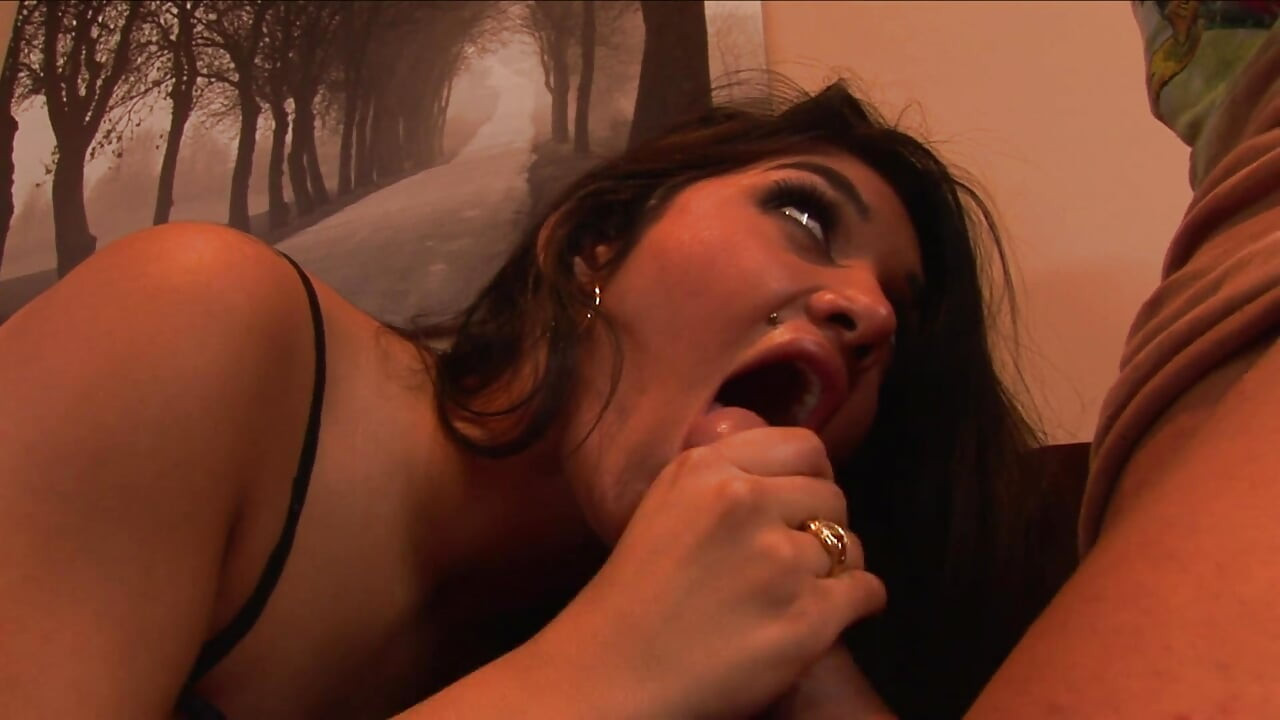 جمال مدهون بالزيت بمؤخرة مثالية يحصل على كس حرث