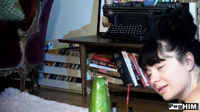 Siouxsie Q Huge Vegetable Insertion