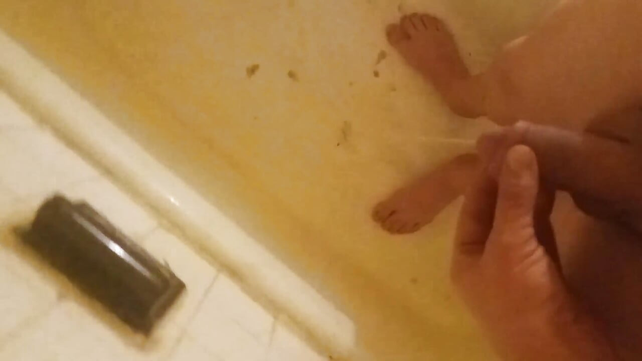 Pacing bugil dan kencing di kakiku, di bak mandi