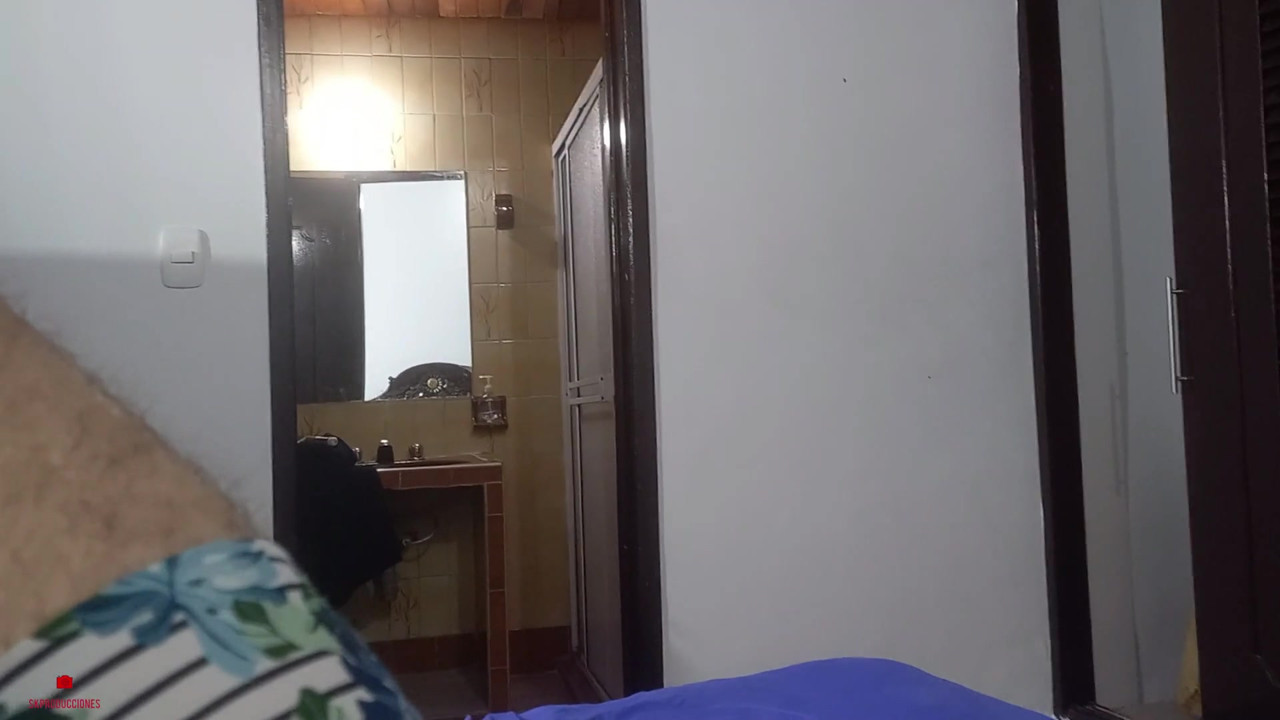 無邪気な顔をした義理の妹は、私に素晴らしいオーラルをさせてほしいと頼みます