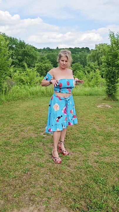 Real TOPLESS MOMMY Outside Mature MILF BIG TIT in the Sunshine