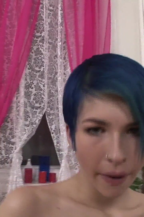 Dívka křičí rozkoší, když jí obrovský penis vrazil hluboko do zadku