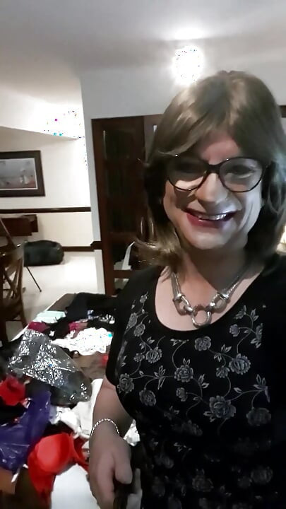 Krsadresar fernanda gomez vidiyo banane se pahle apne "stoodiyo" ki gndgi dikha rahi hai