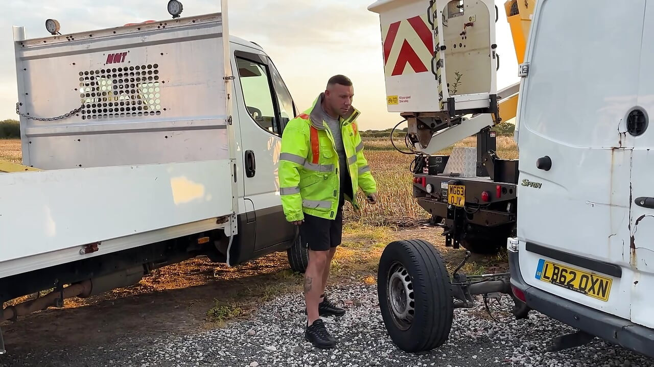 Dubur bertiga di pejabat tegar