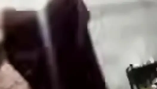 Teyze Anna onu uyutmaya çalışıyor