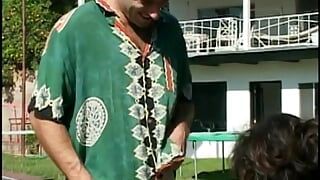 Randy chupando polla, nena tiene crema y toma una polla en el coño en la cancha de tenis