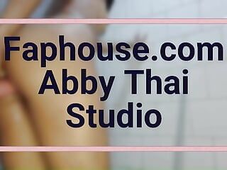 Jag tar en dusch efter skolan och tar med min dildo i badrummet - Abby Thai - Studio