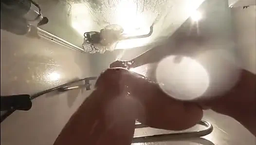 Вебкамера под ванной. Подруга после секса в душе