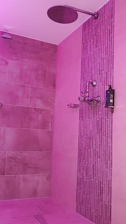 Carina pinkelt unter der Dusche