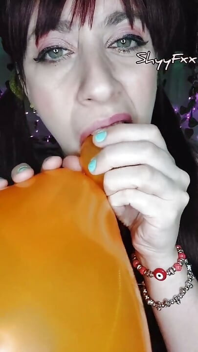 Shyyfxx mutlu karnaval! Vücudumun her yerinde balonlarla oynuyorum - looner fetişi