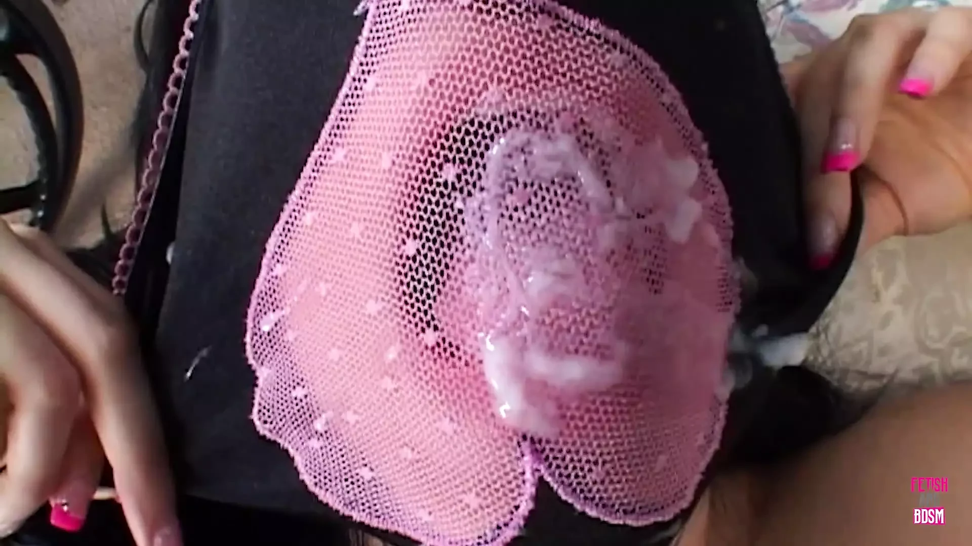 Ragazzo arrapato scopa una ragazza distrutta con tette piccole nella sua figa stretta con i piercing