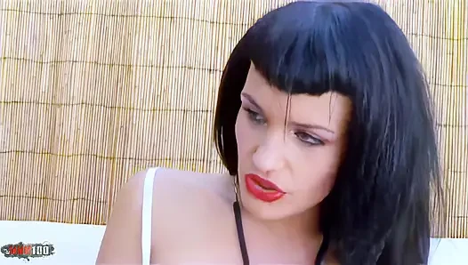 Nina Roberts: ateşli yıldızı Nina Roberts seksi bir striptiz yapıyor