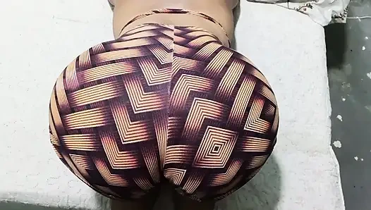 Милфа-девушка растягивает задницу мужчина с очень большим пенисом.