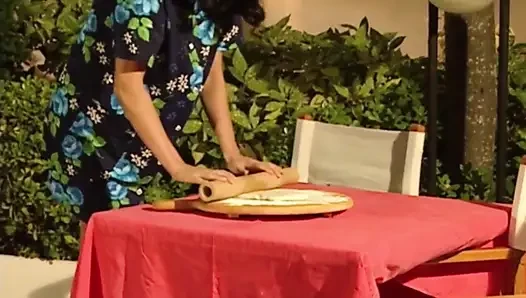 Cewek itu bikin roti dan dia ngentot pantatnya