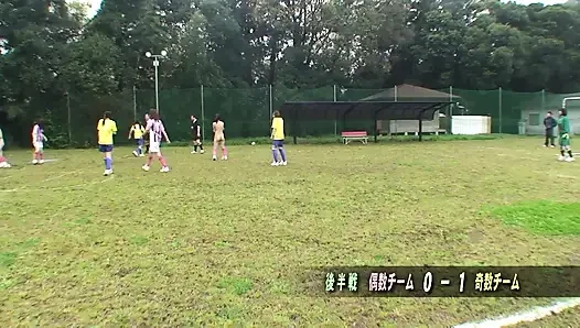 Die haarige muschi des japanischen fußball-schätzchen wird hart geknallt - riesige creampie-explosion!