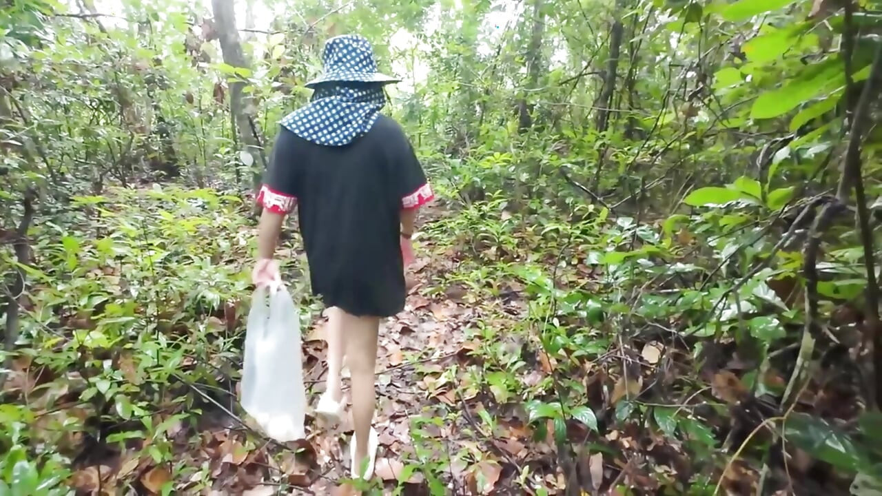 Chica tailandesa caminando mostrando al lado de la carretera del campo en el campo Público al aire libre tailandés