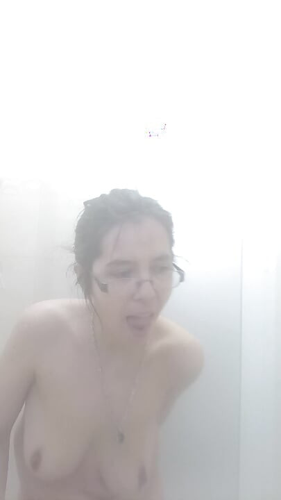 Baile de tetas calientes en la ducha