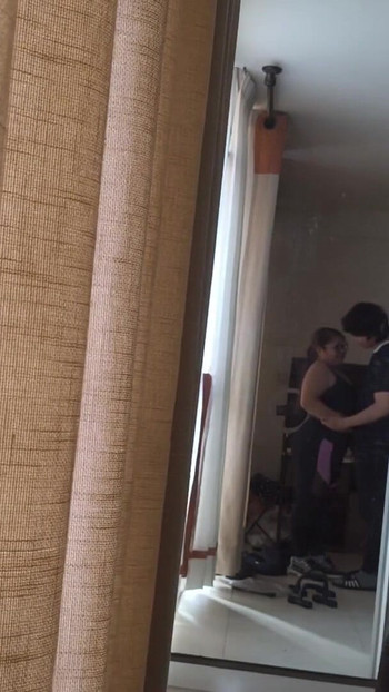 Φιλιέμαι με πάθος με την ανύπαντρη μαμά που θέλει πραγματικά να κάνει τρελά πράγματα | Κλιπ 2